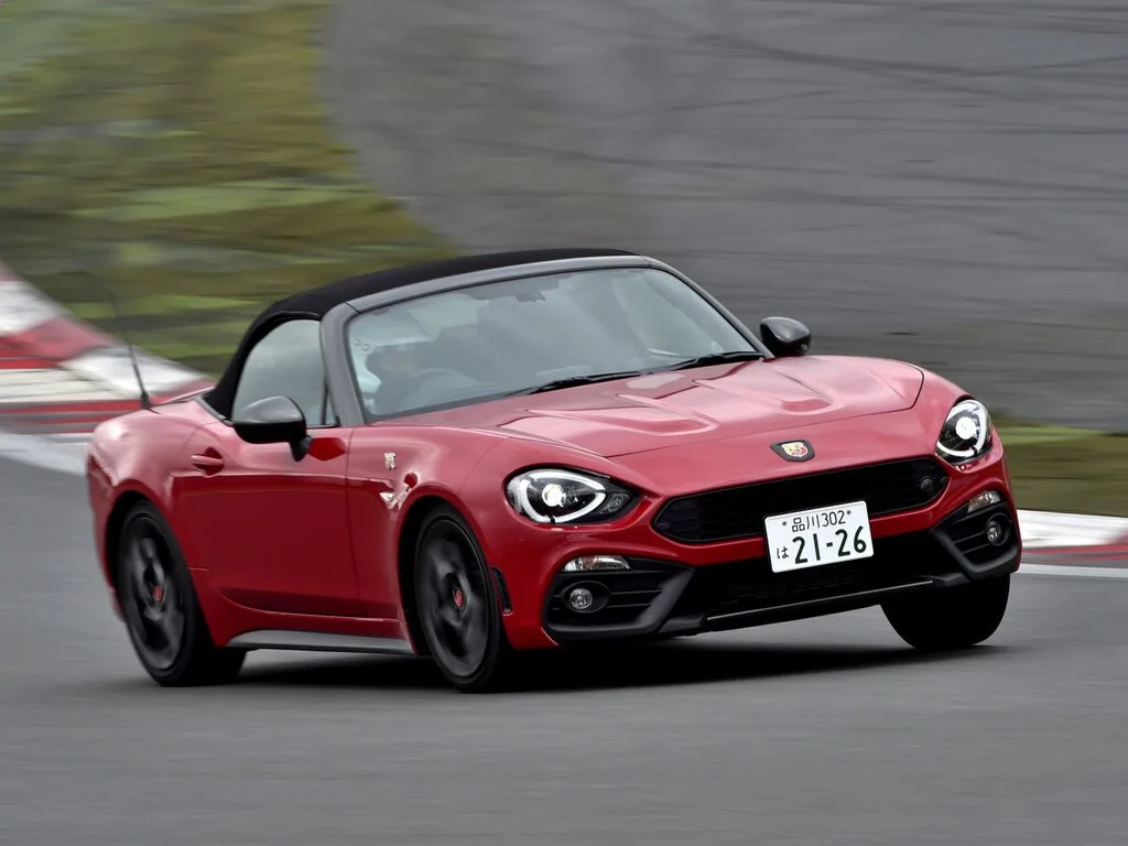 Фото Abarth 124 Spider (2020) — вид спереди, фото 2. Передняя часть крупно: рисунок ходовых огней и воздухозаборники Abarth 124 Spider (2020) — вид спереди, фото 2