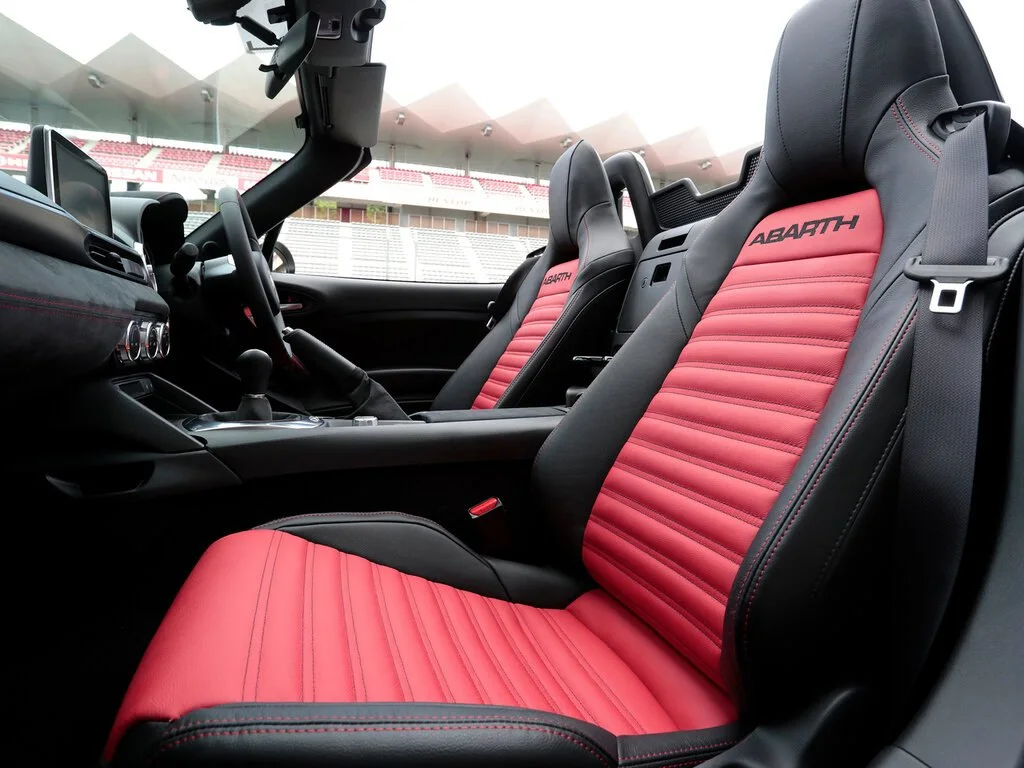 Фото Abarth 124 Spider (2020) — передние сиденья. Передние кресла: профиль спинки, подушка и отделка Abarth 124 Spider (2020) — передние сиденья