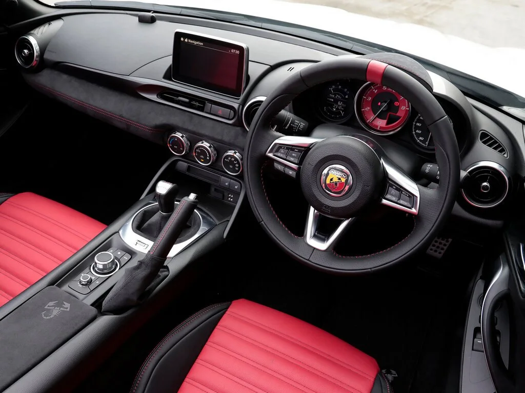 Фото Abarth 124 Spider (2020) — интерьер. Общий план салона: панель, консоль и передние кресла Abarth 124 Spider (2020) — интерьер