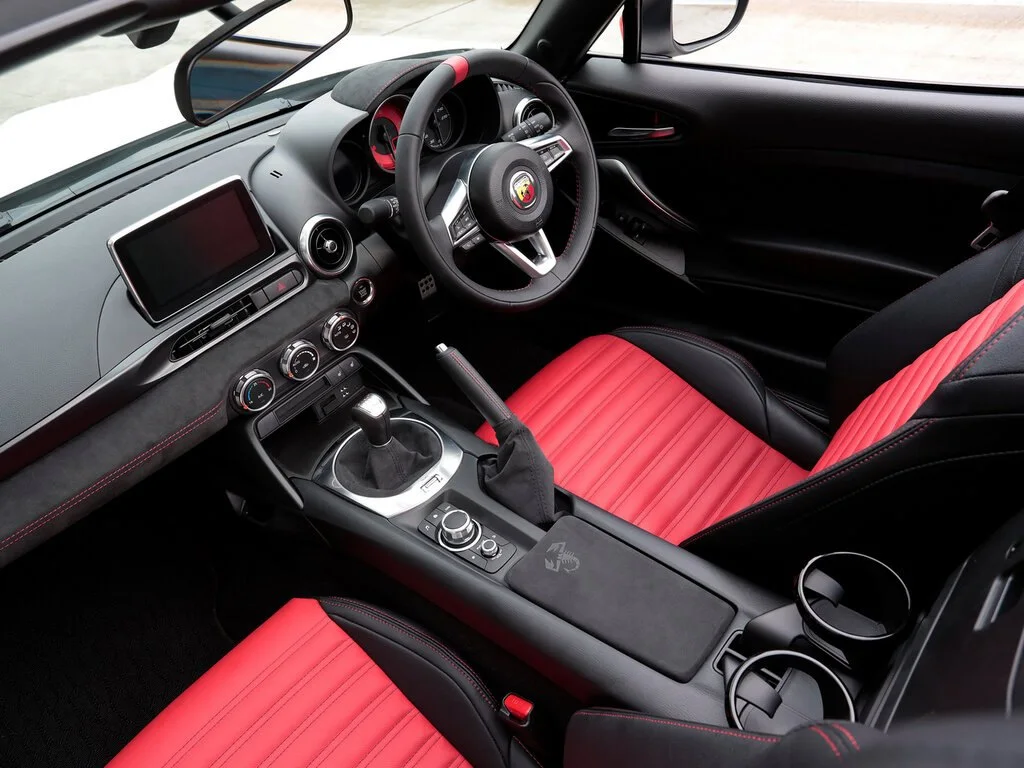 Фото Abarth 124 Spider (2020) — интерьер, фото 2. Салон целиком: как расставлены кресла и что под рукой у водителя Abarth 124 Spider (2020) — интерьер, фото 2