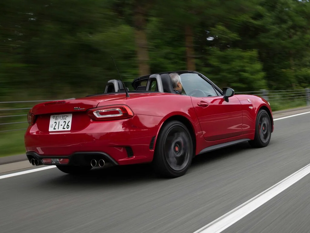 Фото Abarth 124 Spider (2020) — вид сзади, фото 3. Сзади-сбоку: свес кормы и стойка пятой двери Abarth 124 Spider (2020) — вид сзади, фото 3