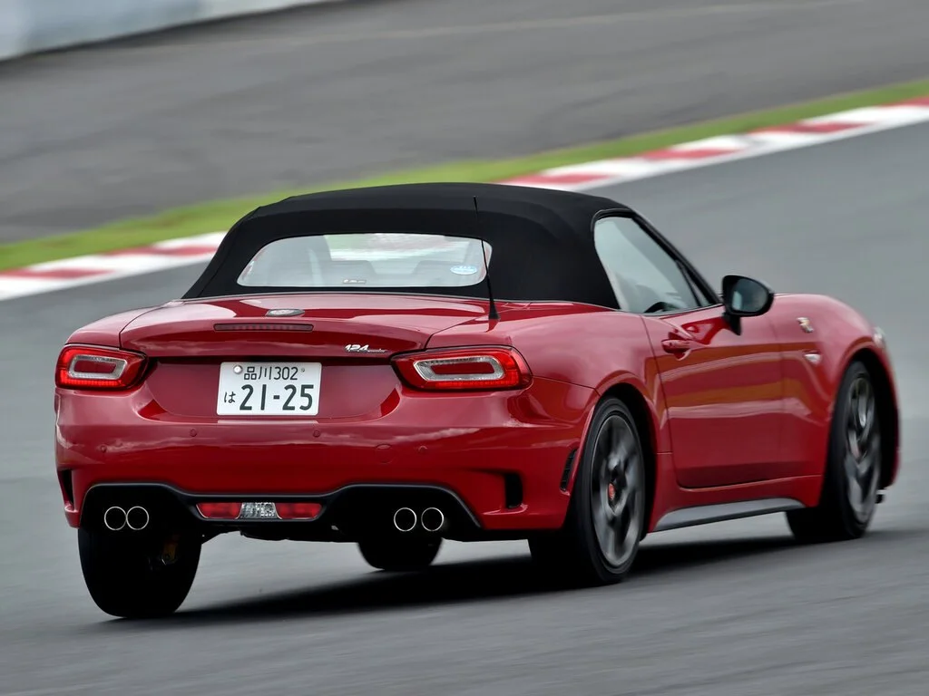 Фото Abarth 124 Spider (2020) — вид сзади, фото 4. Корма: рисунок фонарей, бампер и оформление пятой двери Abarth 124 Spider (2020) — вид сзади, фото 4