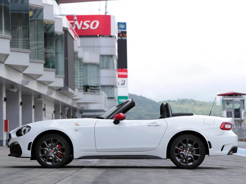 Фото Abarth 124 Spider (2020) — вид сбоку. Профиль: длина кузова, линия крыши и посадка на колёсах Abarth 124 Spider (2020) — вид сбоку