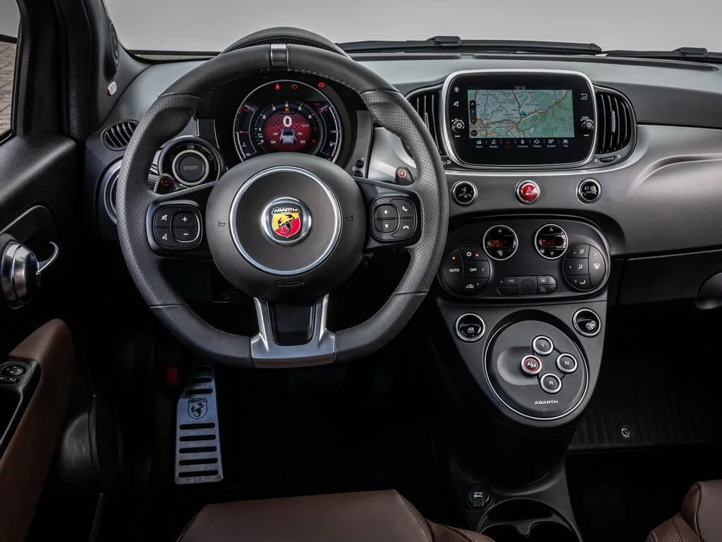 Фото Abarth 595 (2022) — передняя панель. Архитектура передней панели: экраны, дефлекторы и отделка Abarth 595 (2022) — передняя панель