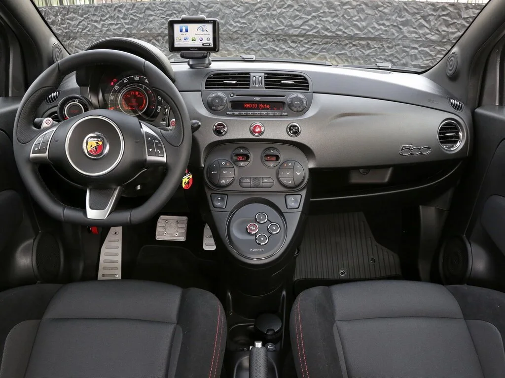 Фото Abarth 595 (2022) — передняя панель, фото 5. Панель со стороны водителя: приборы, экран и блок управления Abarth 595 (2022) — передняя панель, фото 5