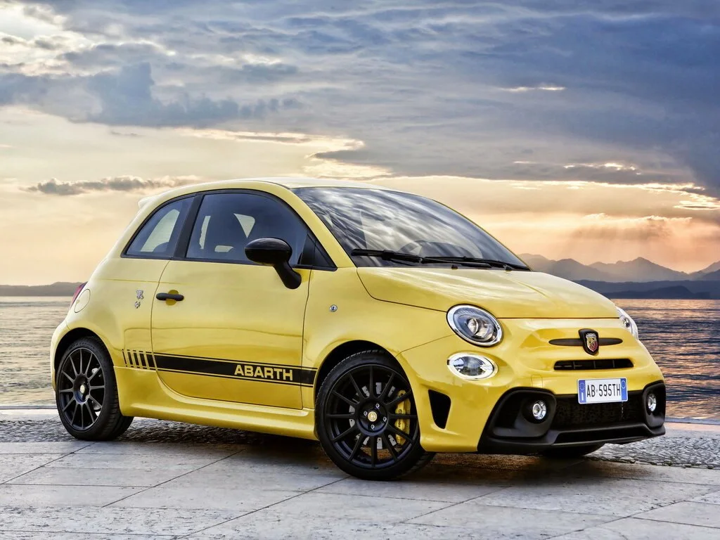 Фото Abarth 595 (2022) — внешний вид, фото 4. Общий вид машины снаружи Abarth 595 (2022) — внешний вид, фото 4