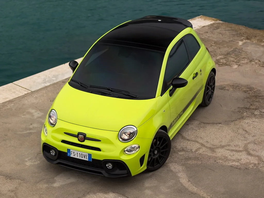 Фото Abarth 595 (2022) — внешний вид, фото 6. Общий вид машины снаружи Abarth 595 (2022) — внешний вид, фото 6