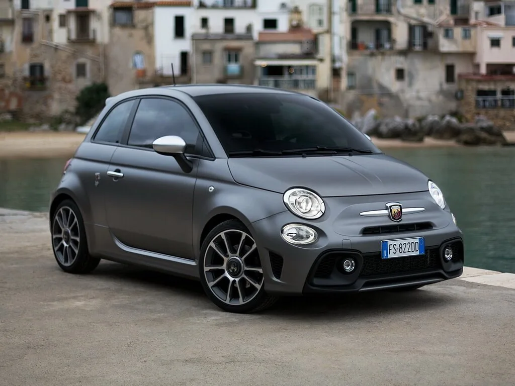 Фото Abarth 595 (2022) — внешний вид, фото 7. Кузов снаружи: пропорции и линии Abarth 595 (2022) — внешний вид, фото 7