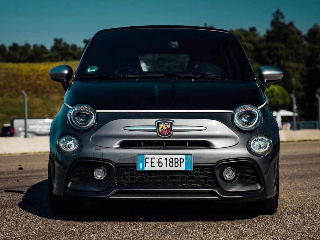 Фото Abarth 595 (2022) — вид спереди, фото 3. Три четверти спереди: видно и «лицо», и профиль разом Abarth 595 (2022) — вид спереди, фото 3