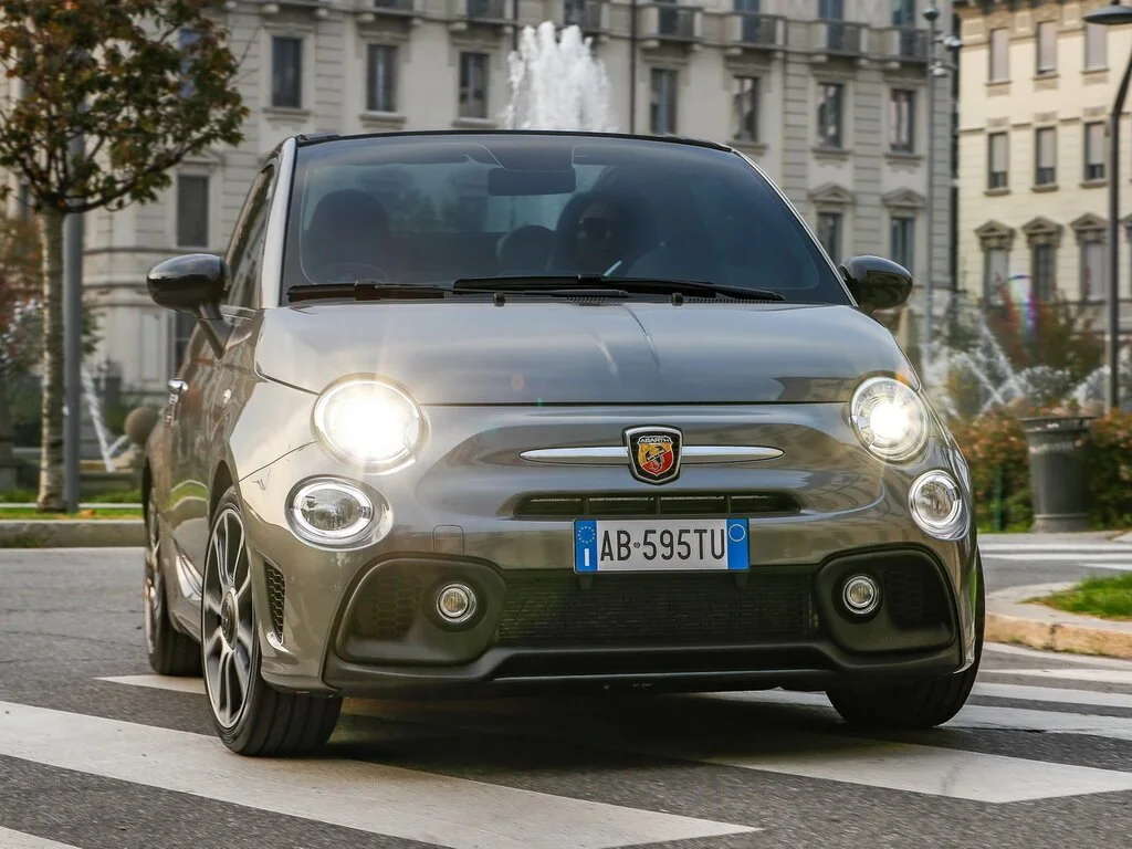 Фото Abarth 595 (2022) — вид спереди, фото 4. Анфас: решётка, форма фар и бампер — по ним модель и узнают на дороге Abarth 595 (2022) — вид спереди, фото 4