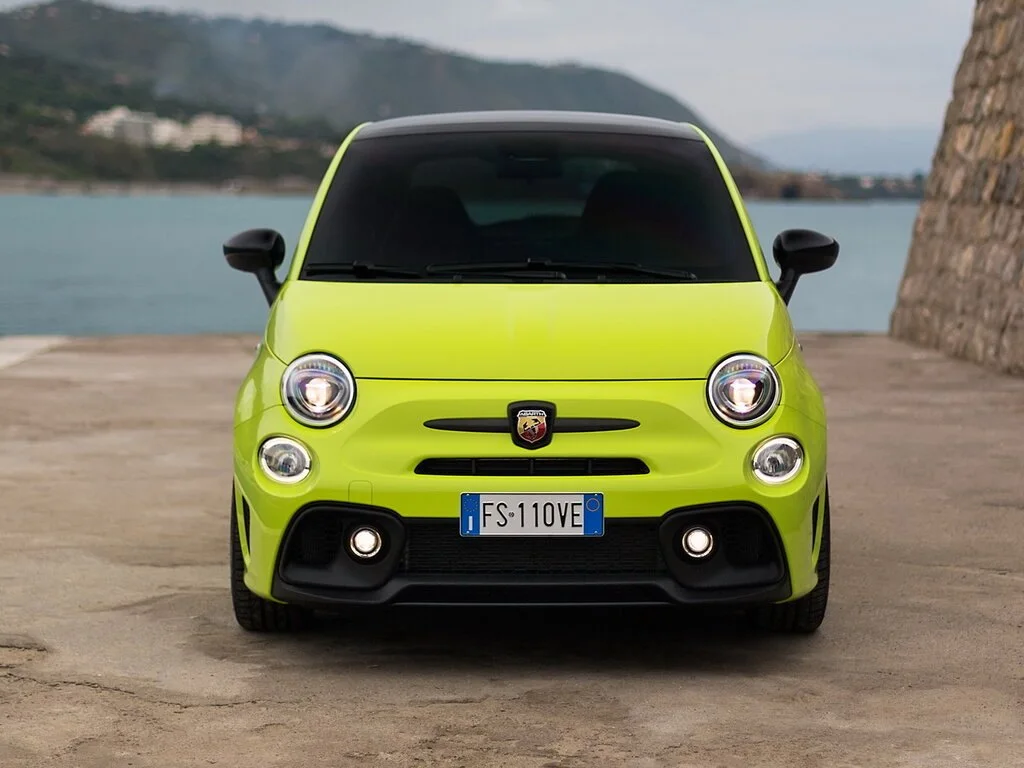 Фото Abarth 595 (2022) — вид спереди, фото 5. Передняя часть крупно: рисунок ходовых огней и воздухозаборники Abarth 595 (2022) — вид спереди, фото 5