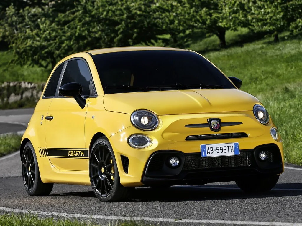 Фото Abarth 595 (2022) — вид спереди, фото 6. Три четверти спереди: видно и «лицо», и профиль разом Abarth 595 (2022) — вид спереди, фото 6
