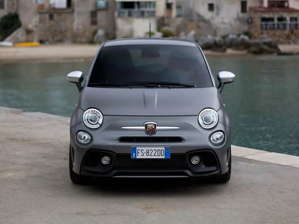 Фото Abarth 595 (2022) — вид спереди, фото 7. Анфас: решётка, форма фар и бампер — по ним модель и узнают на дороге Abarth 595 (2022) — вид спереди, фото 7