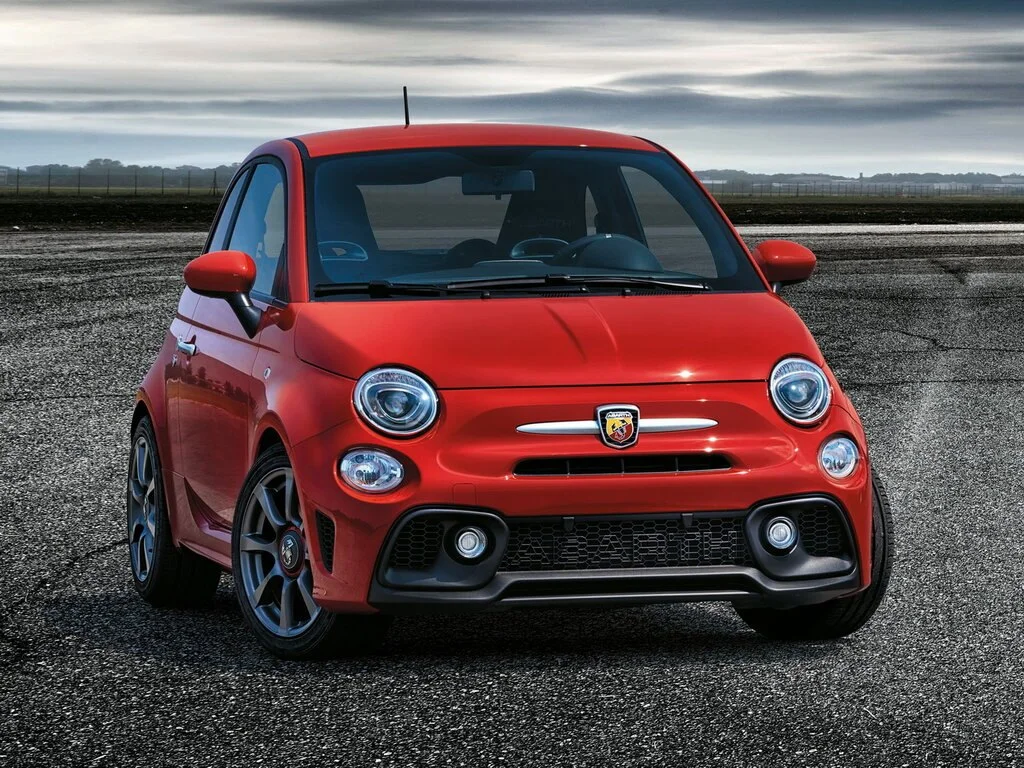 Фото Abarth 595 (2022) — вид спереди, фото 8. Передняя часть крупно: рисунок ходовых огней и воздухозаборники Abarth 595 (2022) — вид спереди, фото 8