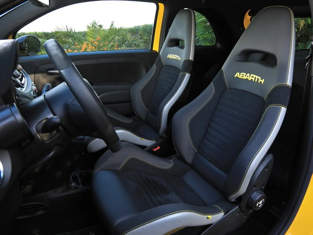 Фото Abarth 595 (2022) — передние сиденья. Передние кресла: профиль спинки, подушка и отделка Abarth 595 (2022) — передние сиденья