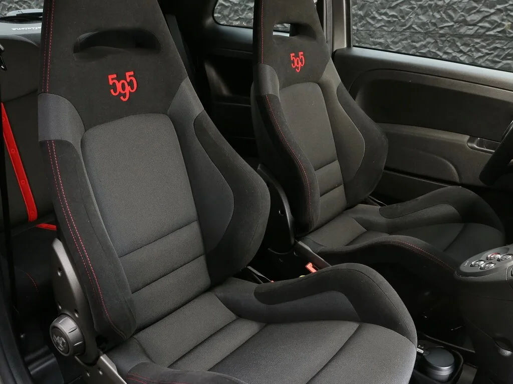 Фото Abarth 595 (2022) — передние сиденья, фото 2. Передние сиденья крупно: боковая поддержка и прострочка Abarth 595 (2022) — передние сиденья, фото 2