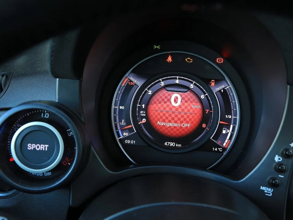 Фото Abarth 595 (2022) — приборная панель. Цифровые приборы за рулём — то, что видит водитель Abarth 595 (2022) — приборная панель