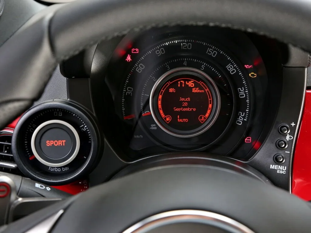 Фото Abarth 595 (2022) — приборная панель, фото 2. Цифровые приборы за рулём — то, что видит водитель Abarth 595 (2022) — приборная панель, фото 2