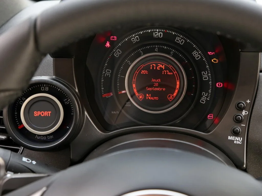 Фото Abarth 595 (2022) — приборная панель, фото 4. Цифровые приборы за рулём — то, что видит водитель Abarth 595 (2022) — приборная панель, фото 4