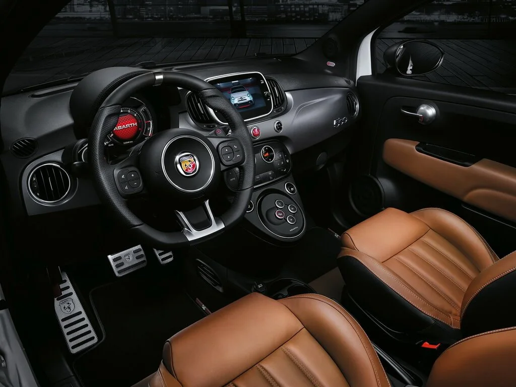 Фото Abarth 595 (2022) — интерьер, фото 2. Салон целиком: как расставлены кресла и что под рукой у водителя Abarth 595 (2022) — интерьер, фото 2