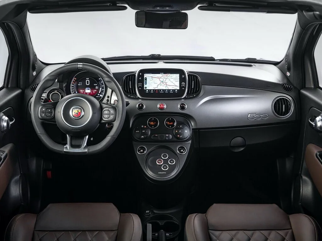 Фото Abarth 595 (2022) — интерьер, фото 3. Обзор салона: отделка, стыки панелей и рабочее место водителя Abarth 595 (2022) — интерьер, фото 3