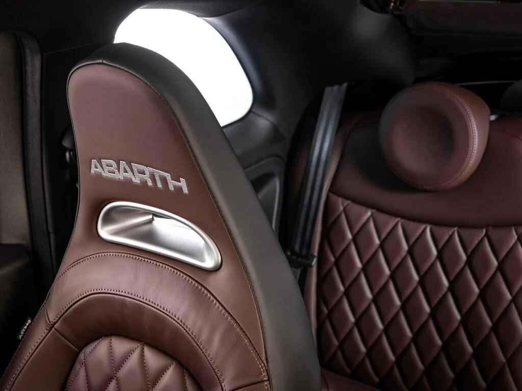 Фото Abarth 595 (2022) — интерьер, фото 4. Общий план салона: панель, консоль и передние кресла Abarth 595 (2022) — интерьер, фото 4