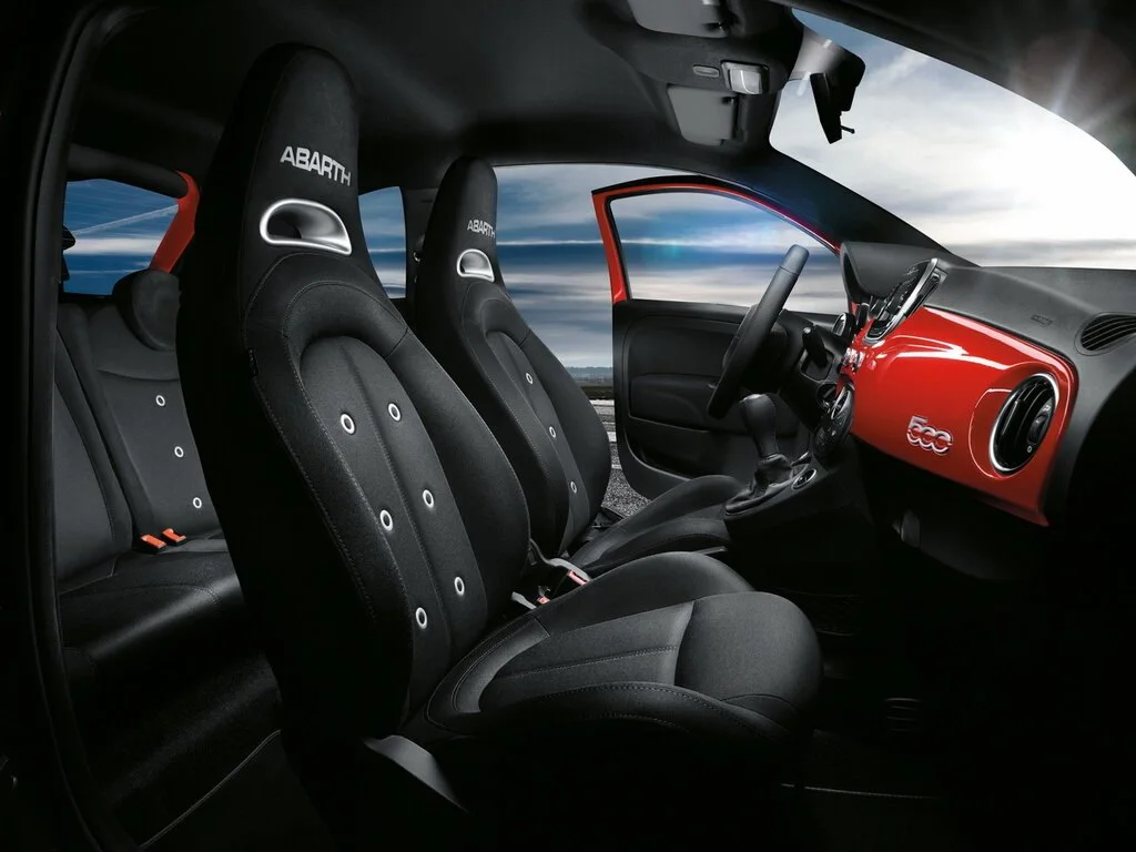 Фото Abarth 595 (2022) — интерьер, фото 5. Салон целиком: как расставлены кресла и что под рукой у водителя Abarth 595 (2022) — интерьер, фото 5
