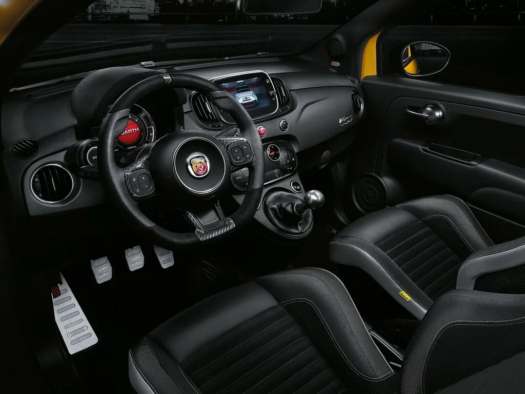 Фото Abarth 595 (2022) — интерьер, фото 6. Обзор салона: отделка, стыки панелей и рабочее место водителя Abarth 595 (2022) — интерьер, фото 6