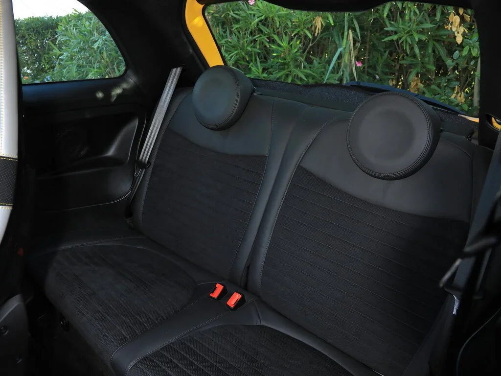 Фото Abarth 595 (2022) — интерьер, фото 7. Общий план салона: панель, консоль и передние кресла Abarth 595 (2022) — интерьер, фото 7