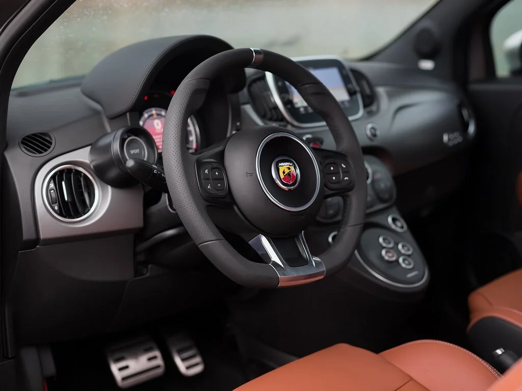 Фото Abarth 595 (2022) — интерьер, фото 8. Салон целиком: как расставлены кресла и что под рукой у водителя Abarth 595 (2022) — интерьер, фото 8