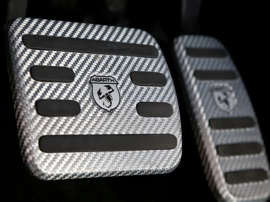 Фото Abarth 595 (2022) — педальный узел. Педали и площадка для отдыха левой ноги Abarth 595 (2022) — педальный узел