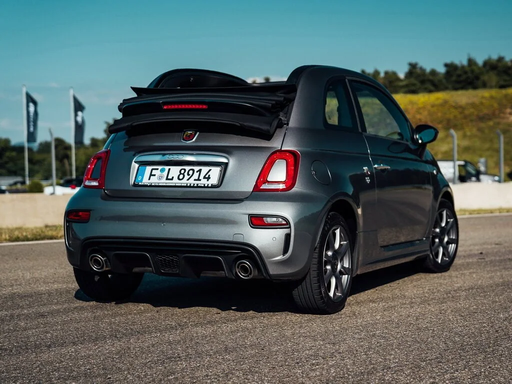 Abarth 595 (2022) — вид сзади, фото 2