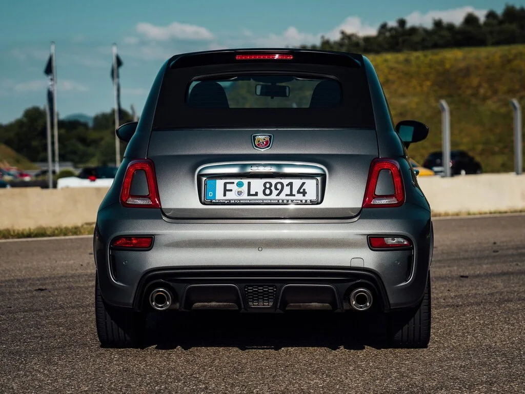 Фото Abarth 595 (2022) — вид сзади, фото 3. Сзади-сбоку: свес кормы и стойка пятой двери Abarth 595 (2022) — вид сзади, фото 3