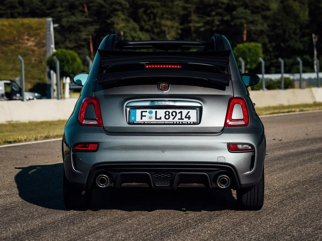 Фото Abarth 595 (2022) — вид сзади, фото 4. Корма: рисунок фонарей, бампер и оформление пятой двери Abarth 595 (2022) — вид сзади, фото 4