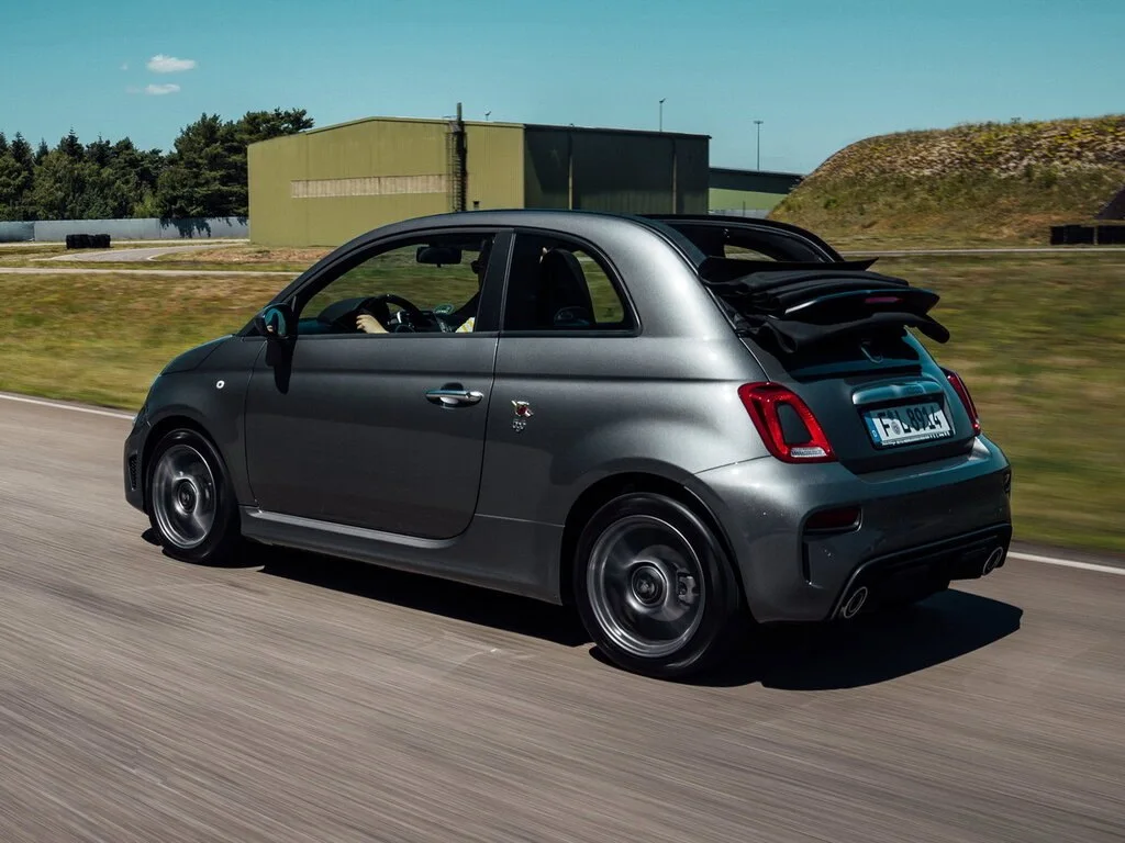 Фото Abarth 595 (2022) — вид сзади, фото 5. Задняя часть крупно: ширина кормы и выпускная система Abarth 595 (2022) — вид сзади, фото 5