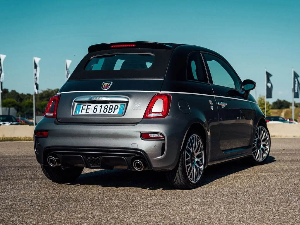 Фото Abarth 595 (2022) — вид сзади, фото 6. Сзади-сбоку: свес кормы и стойка пятой двери Abarth 595 (2022) — вид сзади, фото 6