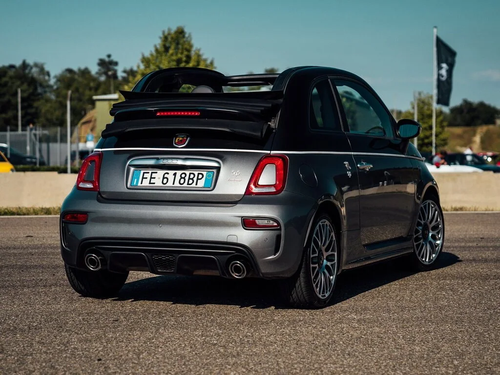 Фото Abarth 595 (2022) — вид сзади, фото 7. Корма: рисунок фонарей, бампер и оформление пятой двери Abarth 595 (2022) — вид сзади, фото 7