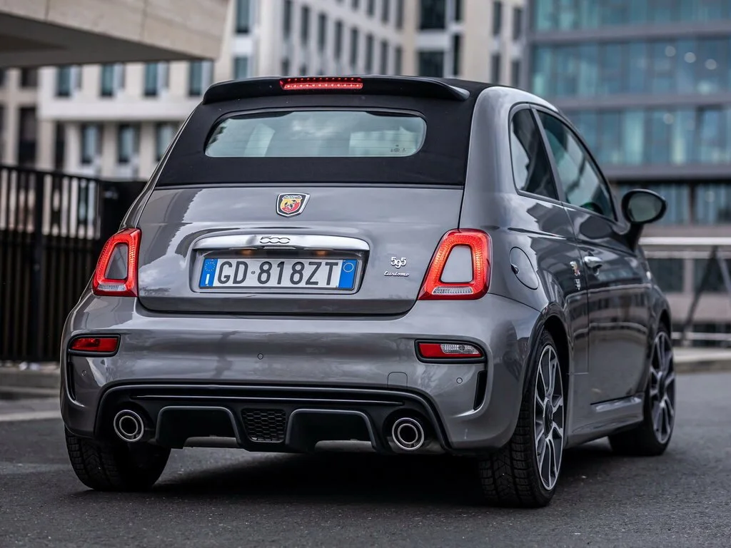 Фото Abarth 595 (2022) — вид сзади, фото 8. Задняя часть крупно: ширина кормы и выпускная система Abarth 595 (2022) — вид сзади, фото 8