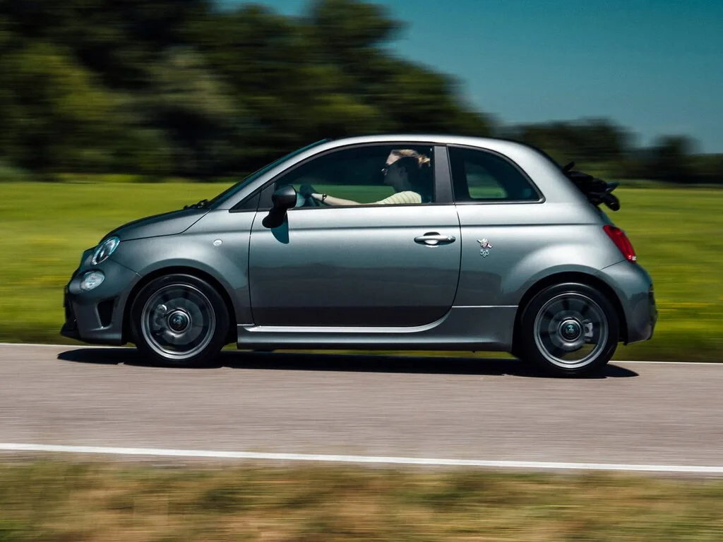 Фото Abarth 595 (2022) — вид сбоку. Профиль: длина кузова, линия крыши и посадка на колёсах Abarth 595 (2022) — вид сбоку