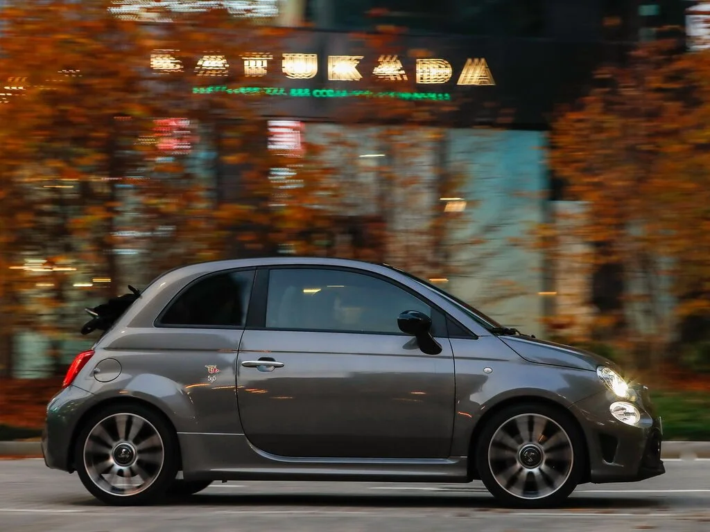 Фото Abarth 595 (2022) — вид сбоку, фото 2. Вид сбоку целиком: колёсная база и размер арок Abarth 595 (2022) — вид сбоку, фото 2