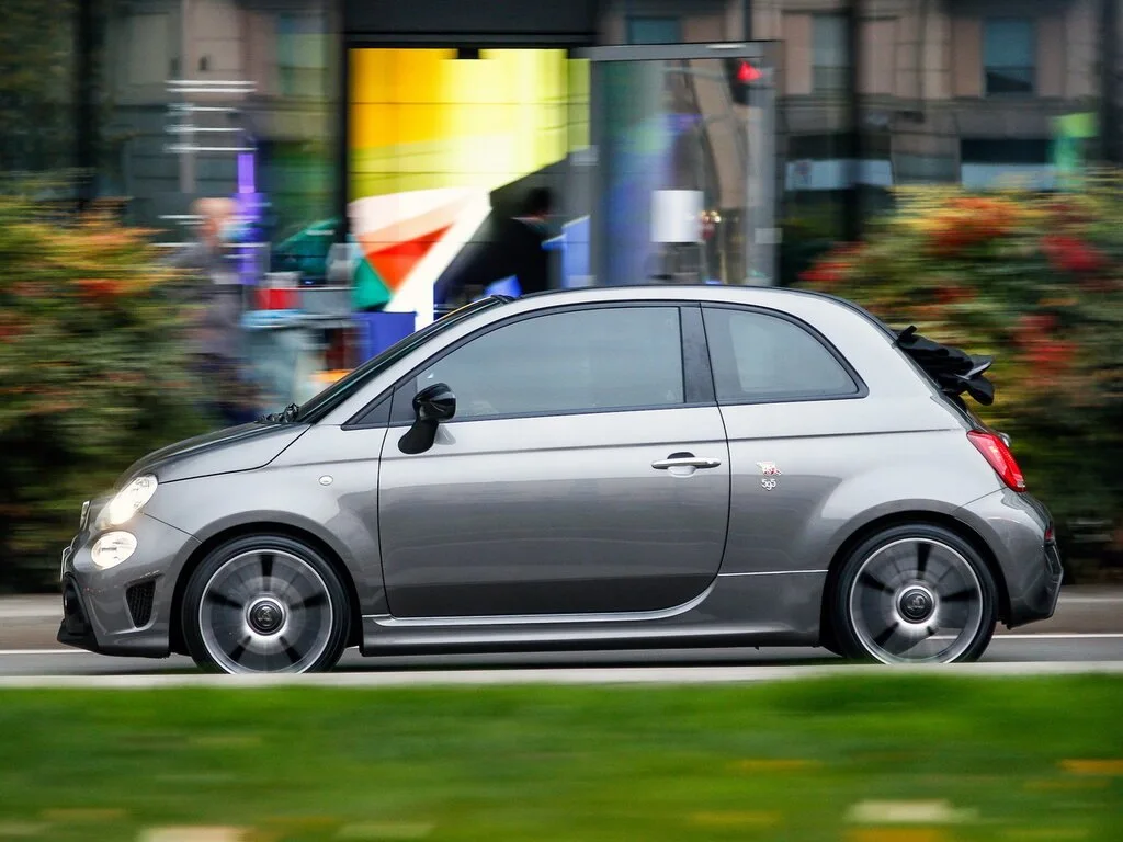 Фото Abarth 595 (2022) — вид сбоку, фото 3. Профиль в движении: пропорции кузова на ходу Abarth 595 (2022) — вид сбоку, фото 3