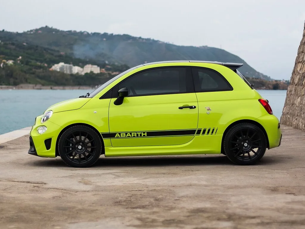 Фото Abarth 595 (2022) — вид сбоку, фото 4. Профиль: длина кузова, линия крыши и посадка на колёсах Abarth 595 (2022) — вид сбоку, фото 4