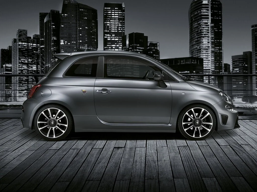 Фото Abarth 595 (2022) — вид сбоку, фото 5. Вид сбоку целиком: колёсная база и размер арок Abarth 595 (2022) — вид сбоку, фото 5