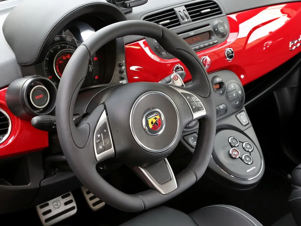 Фото Abarth 595 (2022) — руль, фото 2. Руль со стороны водительской двери: посадка и обзор приборов Abarth 595 (2022) — руль, фото 2
