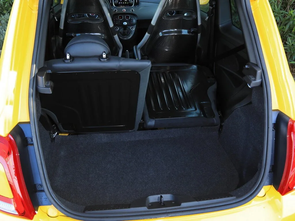 Фото Abarth 595 (2022) — багажник. Багажник: погрузочная высота и форма проёма Abarth 595 (2022) — багажник