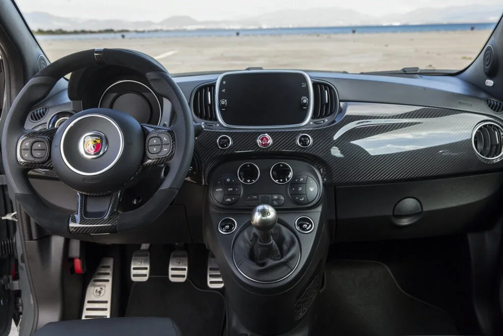 Фото Abarth 695 (2024) — передняя панель. Архитектура передней панели: экраны, дефлекторы и отделка Abarth 695 (2024) — передняя панель