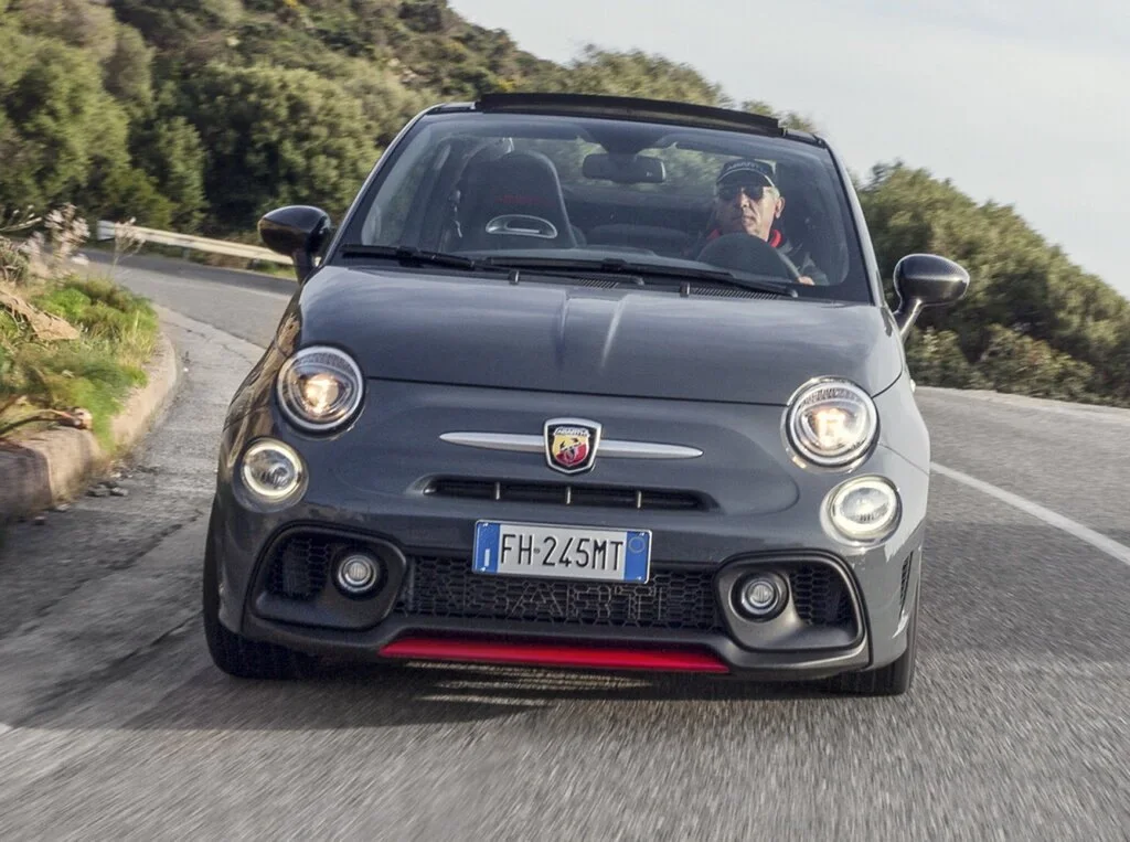 Фото Abarth 695 (2024) — внешний вид, фото 2. Общий вид машины снаружи Abarth 695 (2024) — внешний вид, фото 2