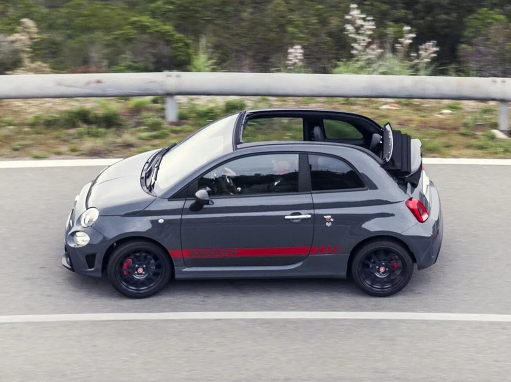 Фото Abarth 695 (2024) — внешний вид, фото 3. Кузов снаружи: пропорции и линии Abarth 695 (2024) — внешний вид, фото 3