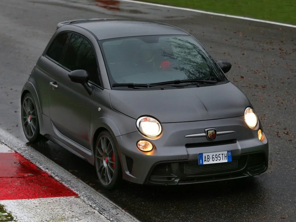 Фото Abarth 695 (2024) — внешний вид, фото 4. Общий вид машины снаружи Abarth 695 (2024) — внешний вид, фото 4