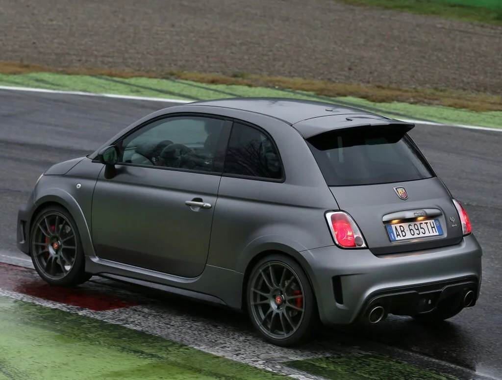 Фото Abarth 695 (2024) — внешний вид, фото 5. Кузов снаружи: пропорции и линии Abarth 695 (2024) — внешний вид, фото 5